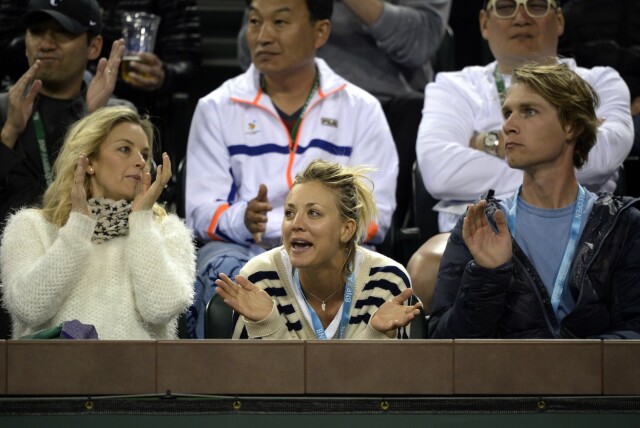 HEIET FRA TRIBUNEN: Her koser Kaley og Karl seg sammen på tennis-turneringen BNP Paribas 12. mars. Foto: NTB Scanpix HEIET FRA TRIBUNEN: Her koser Kaley og Karl seg sammen på tennis-turneringen BNP Paribas 12. mars. Foto: NTB Scanpix